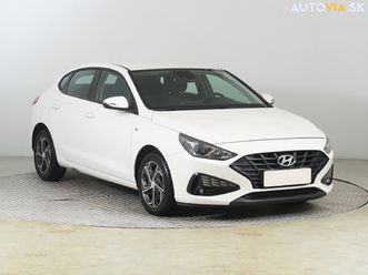 hyundai i30 fastback 1.6 crdiomfort , čr,2.maj, serv.kniha za 11 200 €