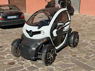 quadriciclo elettrico twizy 80 con porte e finestrini completamente apribili