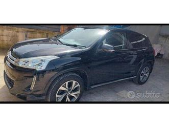 tenuta in modo maniacale , tutta tagliandata !