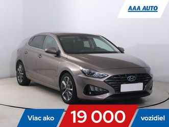 hyundai i30 fastback 1.5 t-gdi mhev, serv.kniha, klíma, tempomat