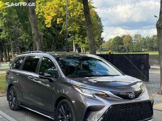 toyota sienna 2.5l hybrid xse