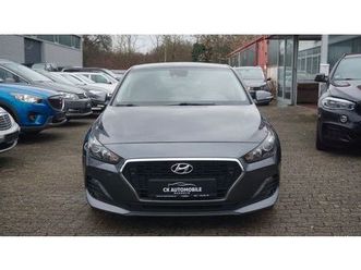 hyundai i30 fastback navi*shz*mfl*kamera*pdc*1-hand*top!