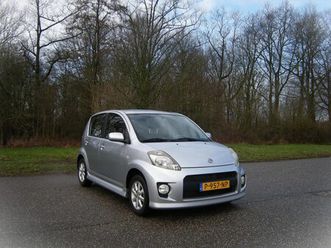 daihatsu sirion 2 - 1.5-16v sport . automaat . airco . 5 drs . ele ramen . 103 pk . enz
