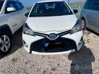 toyota yaris 1.5 hybrid 5 porte business