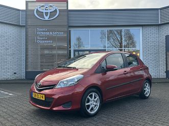 toyota yaris 1.3 vvt-i aspiration nl-auto trekhaak all seasons cruise lm-velgen clima camera bluetooth 5-deurs