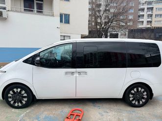 hyundai staria lux awd