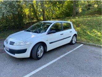 utilitaire deux places et caisson spécial à l’arrière megane
