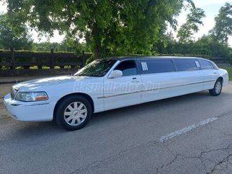 lincoln town car limousine 8.6 long 10 fő