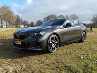 bmw 5-serie 520i m-sport pro verwacht | adapt. cruise | stoelventilatie | h&k | hud | 360 camera | trekhaak | pano | keyless