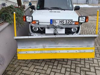 lada niva 4*4 mit schiebeschild