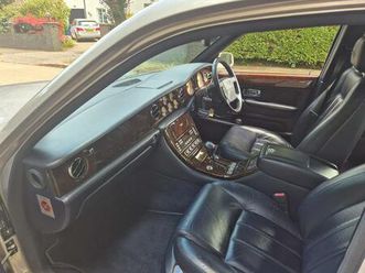 6.8 r saloon 4 door auto ( 450 bhp)