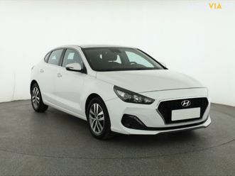 hyundai i30 fastback 1.4 t-gdiomfort , čr,1.maj, serv.kniha za 13 300 €