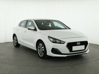 hyundai i30 fastback, 1.4 t-gdikomfort , čr,1.maj,