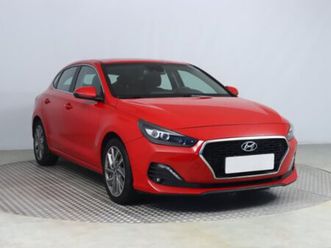 hyundai i30 fastback, 1.4 t-gdi, čr,1.maj, serv