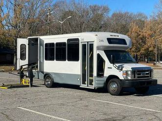 2011 ford e350 super duty passenger