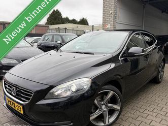 volvo v40 - 1.6 t4 momentum / bj 2012 / 5drs / navi / 180pk