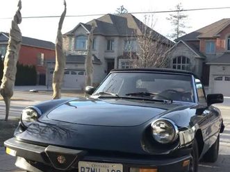 black alfa romeo spider -1988