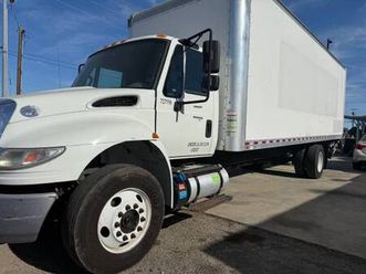 2016 international 4300 cummins diesel 26’ box truck