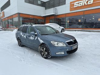 skoda octavia combi 1,8 tsi elegance dsg autom. ** juuri tullut! / suomi-auto / koukku / lohko- ja sisätilanlämmitin / p.tutka / vakkari / xenon **