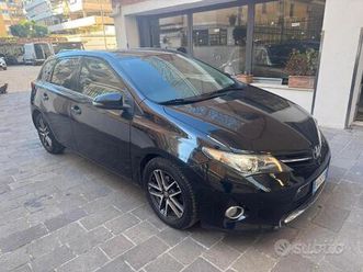toyota auris 1.4 d-4d lounge leggere descrizione