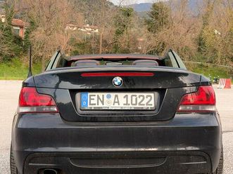 bmw 118i cabrio – nero / interni in pelle marrone.