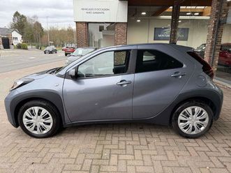 toyota aygo x play automatique**gsm 0475323828**8 ans garantie