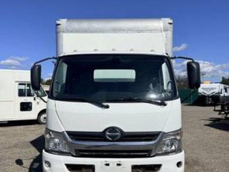 2019 hino box truck. 18ft.