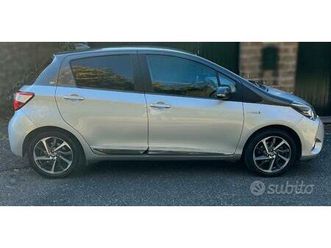 yaris hybrid 20y bi-tone