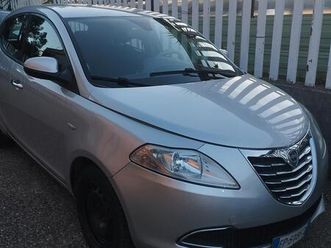lancia ypsilon 1.3 multijet 95 cv silver