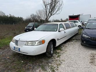 lincoln town car life limousine