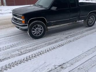 1998 chevy k1500. 4x4 5.7. z71 3 door