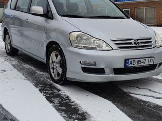 toyota avensis verso 2004