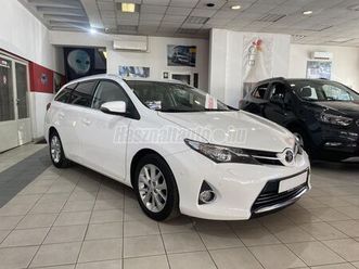 toyota auris touring sports 1.6 style executive 1év garancia-bőr-navi-park assist