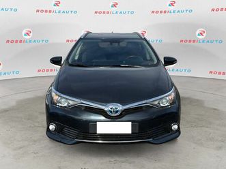 toyota auris station wagon 1.8 hybrid cool del 2019 usata a massa