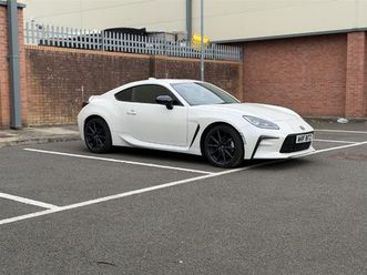 2024 toyota gr86 2.4 manual – 2,105 miles – pearl white