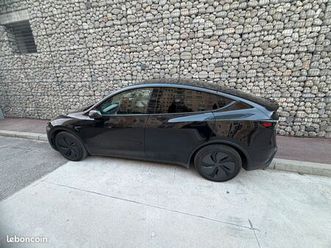 a vendre belle tesla model y de 2025 noir brillant interieur blanc