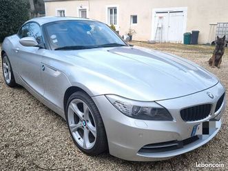 z4 -e89. gris cuir rouge. parfait état