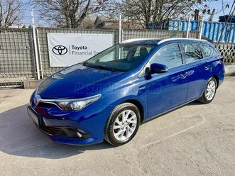 toyota auris touring sports 1.8 hsd live tss (automata) 2018 - navigáció - kamera - ülésfűtés - vezetést tám. rendszerek