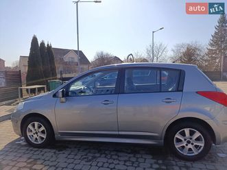 nissan tiida 2011