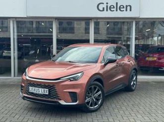 lexus lbx, 1.5 hybrid relax tech pack | geheugenfunctie, leer, dodehoekherkenning, 18 inch, elektrische achterklep, stoel + stuurverwarming, €47.885 nieuwprijs