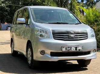 toyota noah - 2012