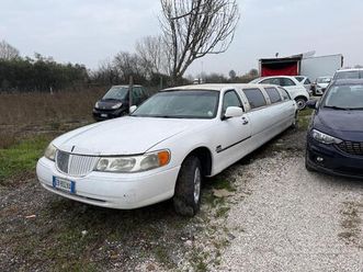 lincoln town car life limousine