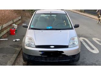 zum verkauf steht ein ford fiesta